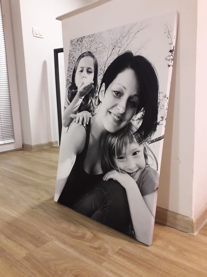 Mati s svojima otrokoma na ČB sliki natisnjeni na platno | Promovertum