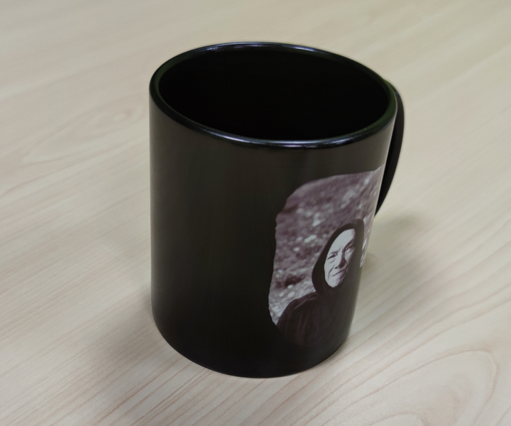 Tisk na črno skodelico