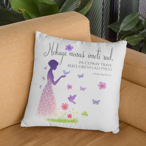 Dekorativna blazina z verzom Ivana Minattija »Nekoga moraš imeti rad«, pastelna umetniška ilustracija z naravo in metulji.