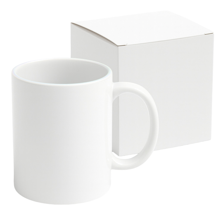 Bela keramična skodelica s škatlico v ozadju – klasična 330 ml skodelica za tisk po meri