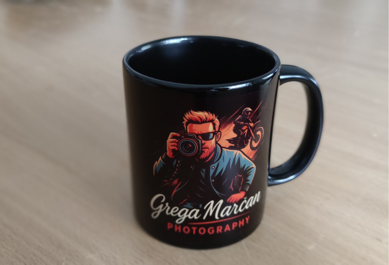 Tisk na črno skodelico